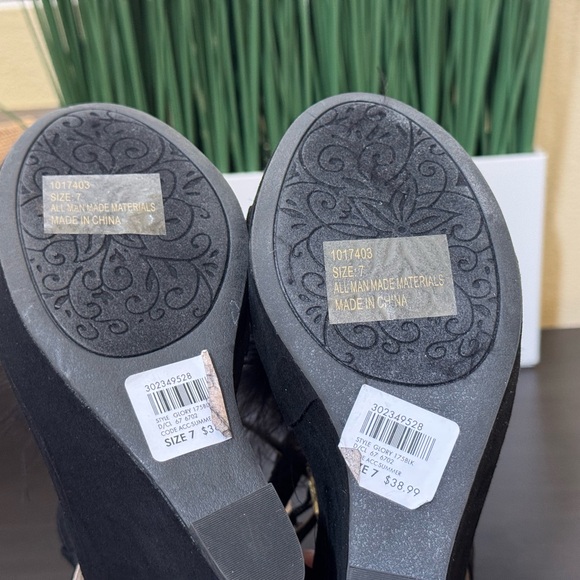 Wet Seal Suede Feather Front Wedges - Picture 6 of 6